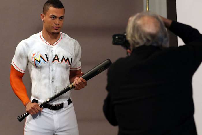 Giancarlo-Stanton-body-paint-X159267_TK1_1762.jpg